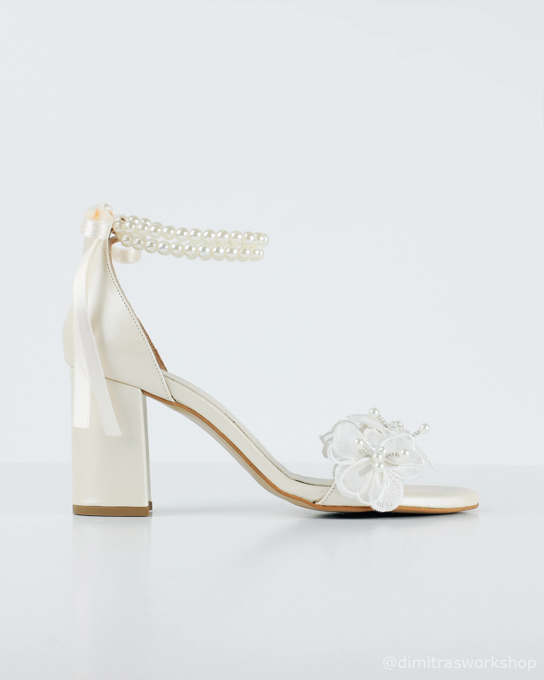 Claudie Pearls – Νυφικό Δερμάτινο Πέδιλο Ιβουάρ με Χοντρό Τακούνι, Διακοσμητικά Λουλούδια και Πέρλες